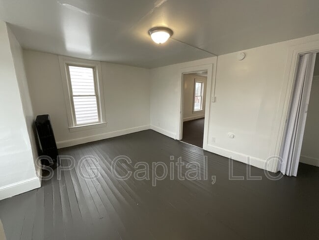 Building Photo - 932 W Princess St