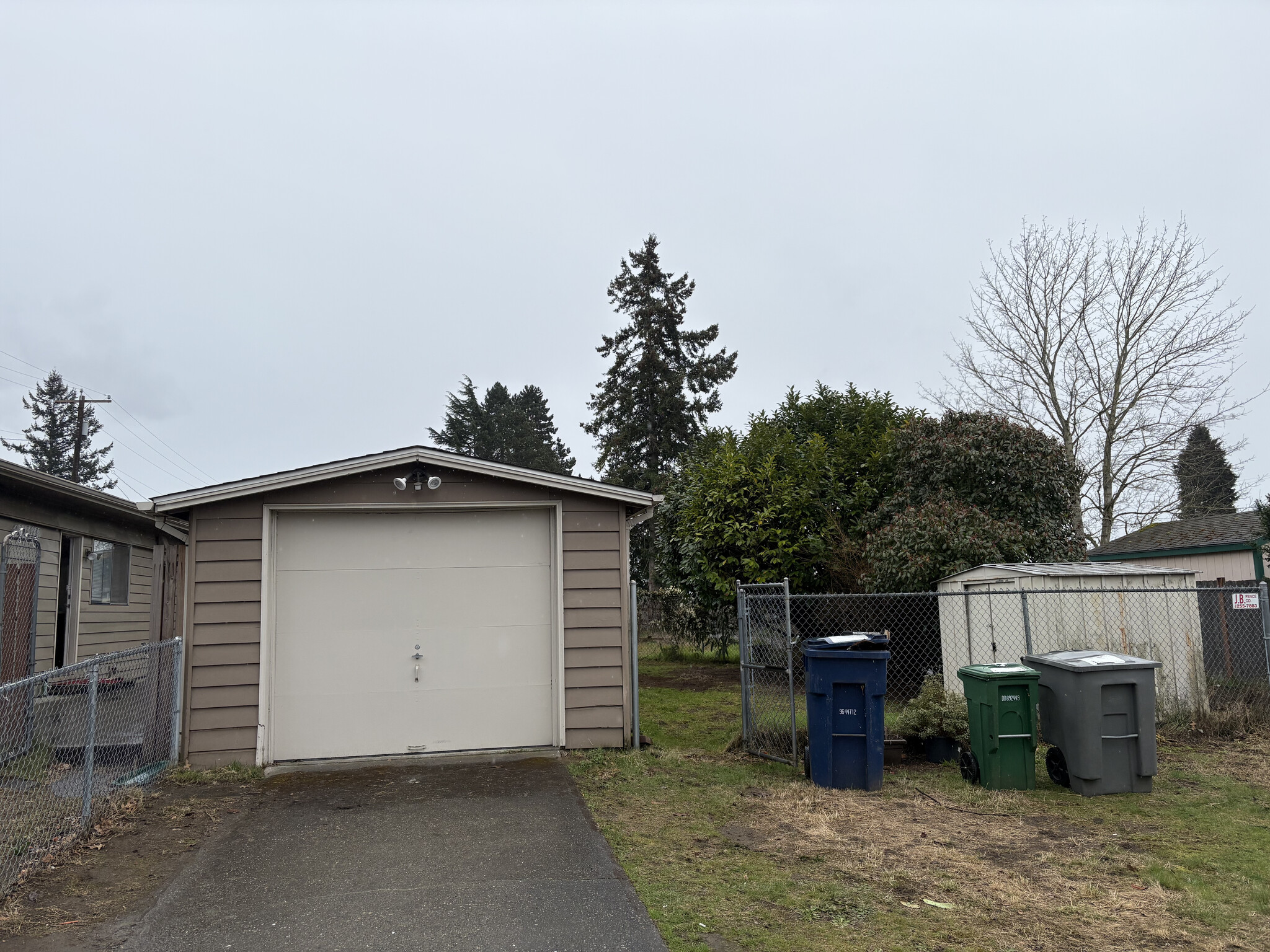 Garage Additional storage - 861 Edmonds Avenue Northeast