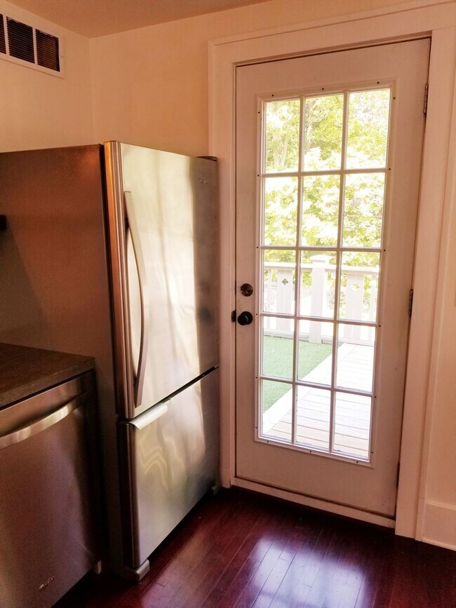 Building Photo - Charming 3-Bedroom, 1 1/2 Bath Upper Duplex in Beautiful Garfield Park Neighborhood