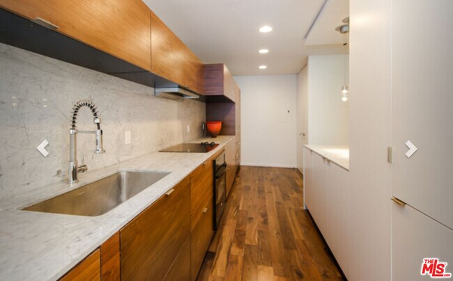 Building Photo - 406 N Oakhurst Dr