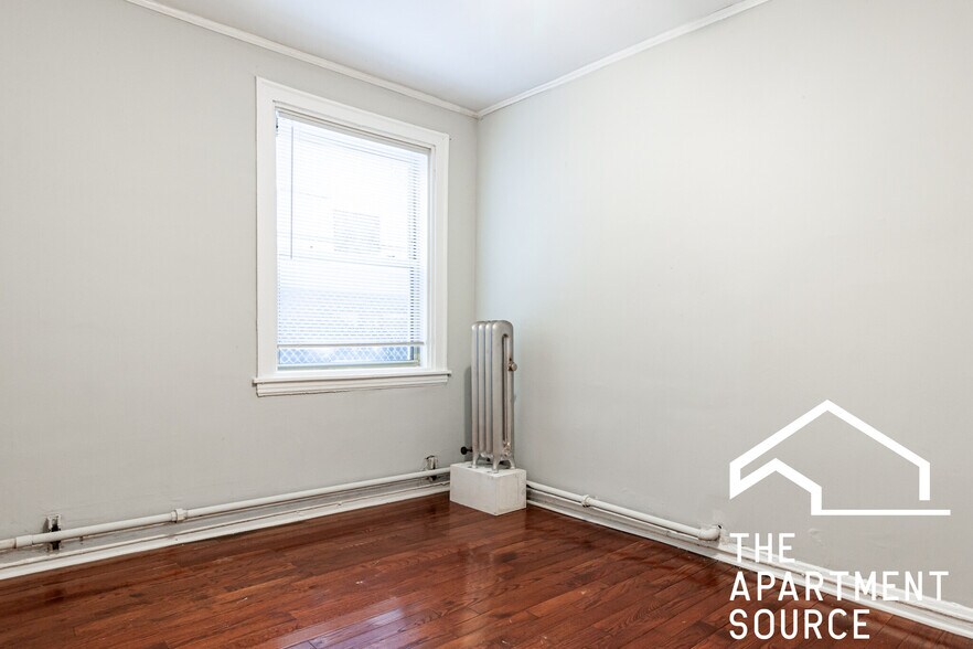 Building Photo - 544 W Surf St