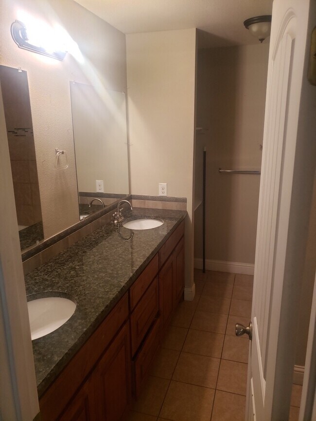 Building Photo - Duplex Home Available 76116