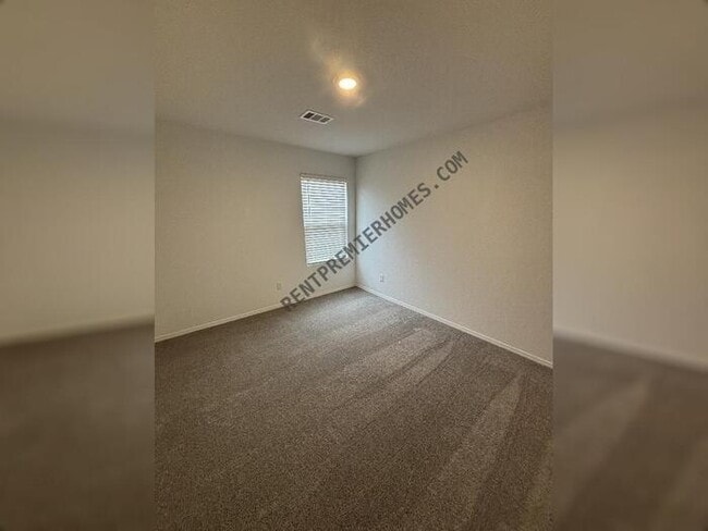 Building Photo - 34-10 10 Point Ln