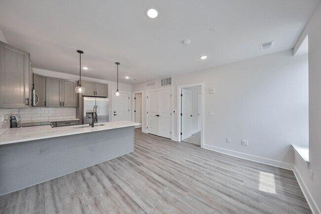 Building Photo - Brand New Luxury unit on Broadway in Bangor!