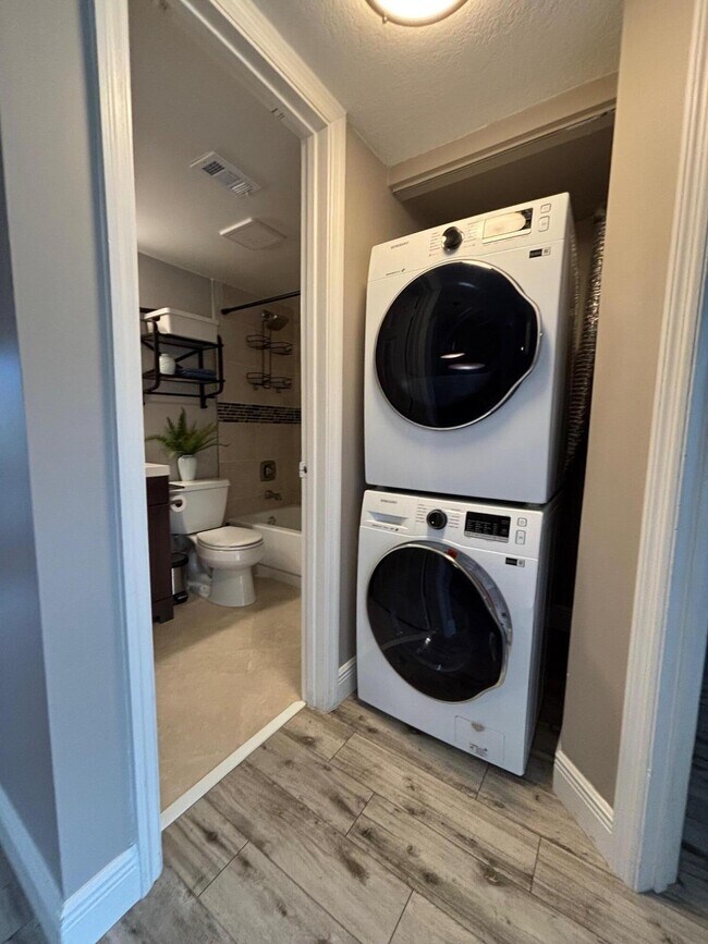 Building Photo - 1035 Lake Shore Dr