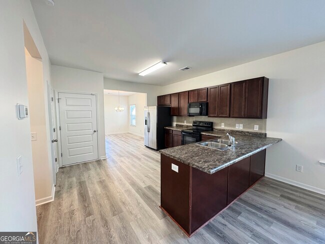 Building Photo - 214 N Dogwood St