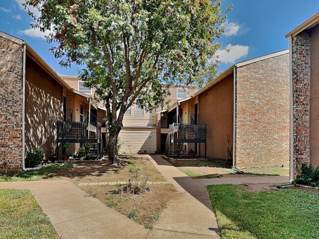 Primary Photo - Stylish Upstairs Condo with Fireplace, Pri...