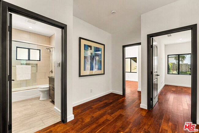 Building Photo - 8836 Wonderland Ave