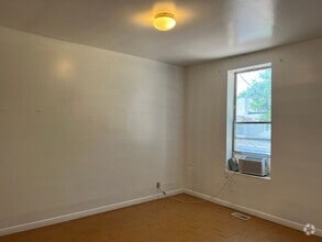 Building Photo - Good size private guy room in avenues !