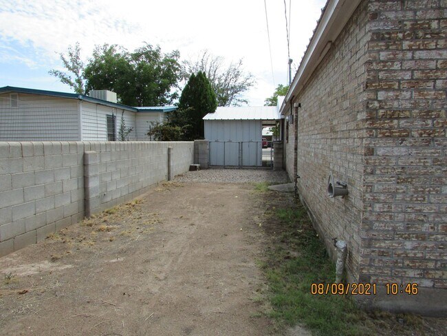 Building Photo - Newly remodeled 5 bedroom/2 bath home