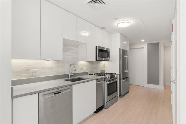 Building Photo - 121 Portland St