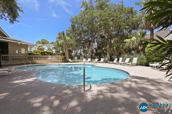 Building Photo - Updated Wyndemere Condo at Yacht Cove – Fr...