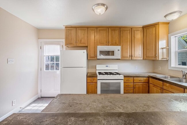 Building Photo - 937 E 52nd St