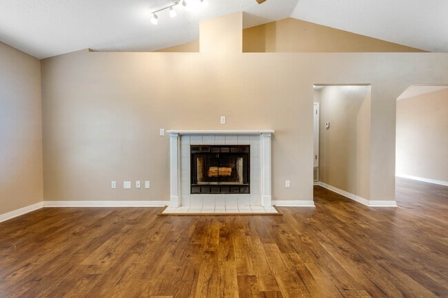 Building Photo - 2060 Cambridge Cir