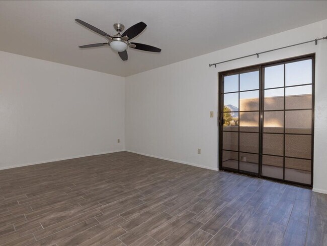 Building Photo - 3 Bedroom, 2.5 Bath