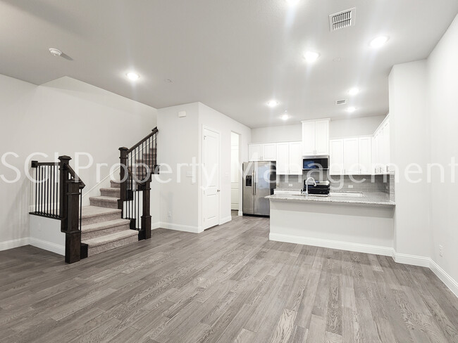 Building Photo - Gorgeous townhome ready for move in