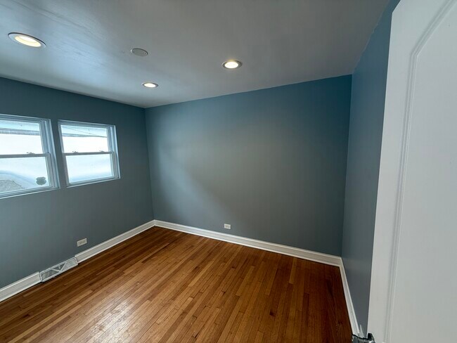 Building Photo - 9710 S Chappel Ave