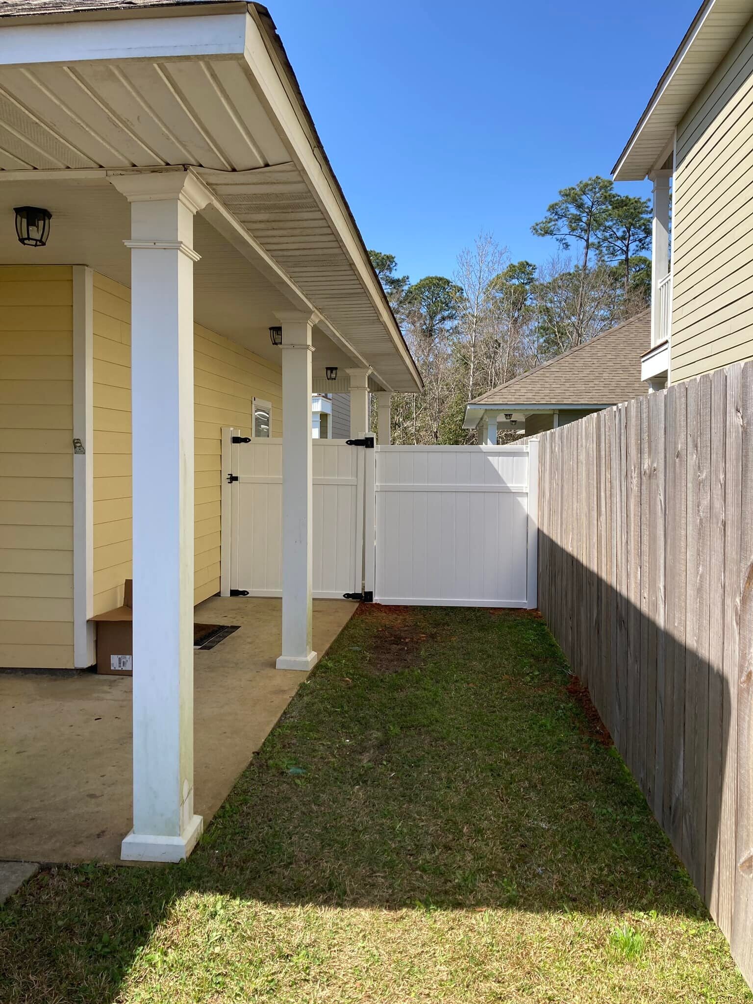 Privacy fence with side gate - 1284 Tropical Cove