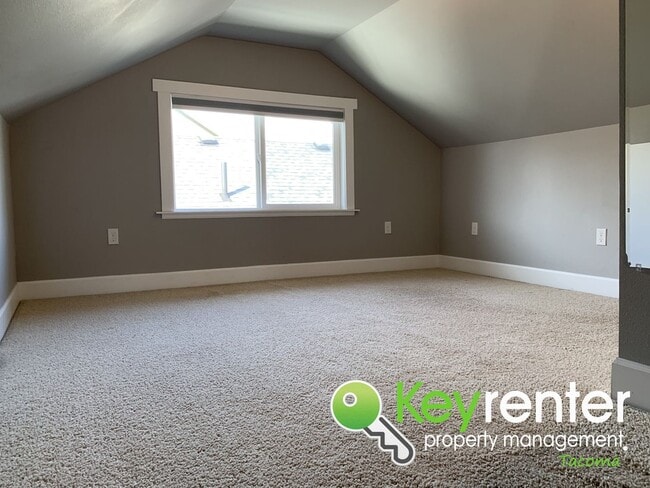 Building Photo - Centrally Located 3Bed/1.5Bath Tacoma Home!