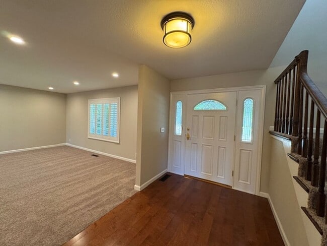Building Photo - Gorgeous 2 story 5 bedroom home w/pool in ...
