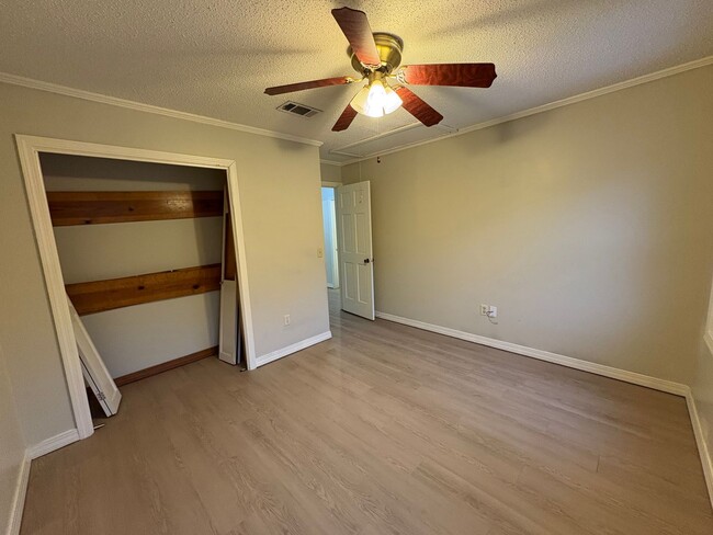 Building Photo - 3 Bed/2.5 Bath in Brookwood Subdivision