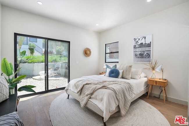 Building Photo - 976 Hyperion Ave