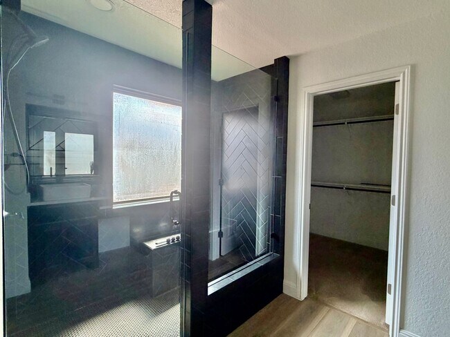 Building Photo - Welcome home to 621 Cavan!