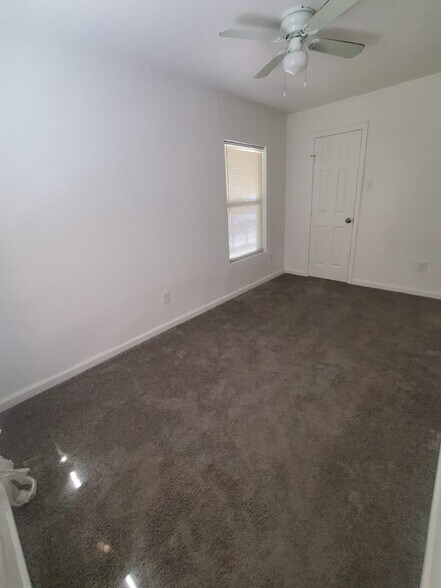 Building Photo - 713 W Sam Rayburn Dr