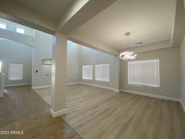 Building Photo - 4909 E Colonial Dr