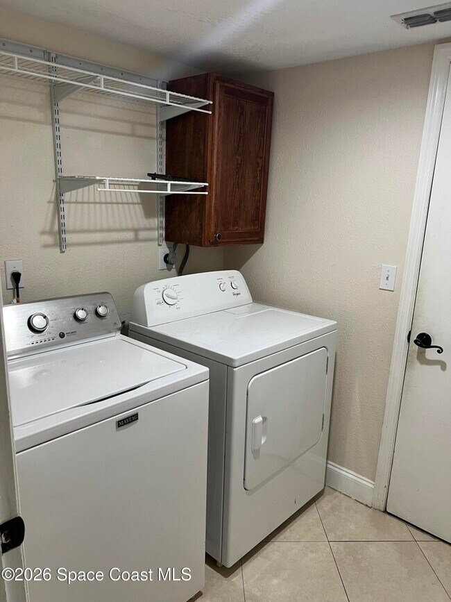 Building Photo - 1721 Las Palmos Dr