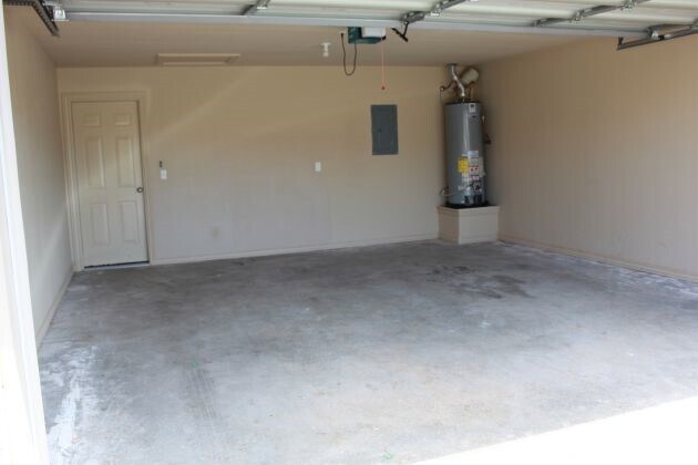 Building Photo - 1015 Oakwood Ln