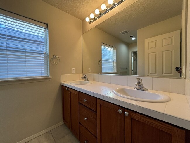 Building Photo - Charming 3-Bed, 3-Bath Home with Bright Ki...