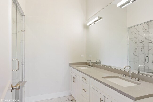 Building Photo - Pet Friendly 3 Bed 2 Bath Condo Quality in Roscoe Village