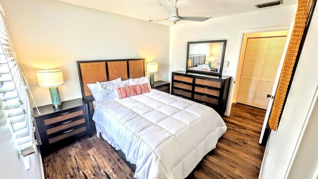 Building Photo - LEASE PENDING Annual/Seasonal turnkey furnished 2/2 end townhome in waterfront community by Siest...