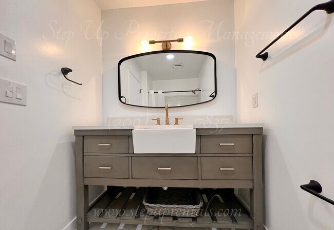 Building Photo - Newly Updated 3 Bedroom 2 Bathroom Home in...