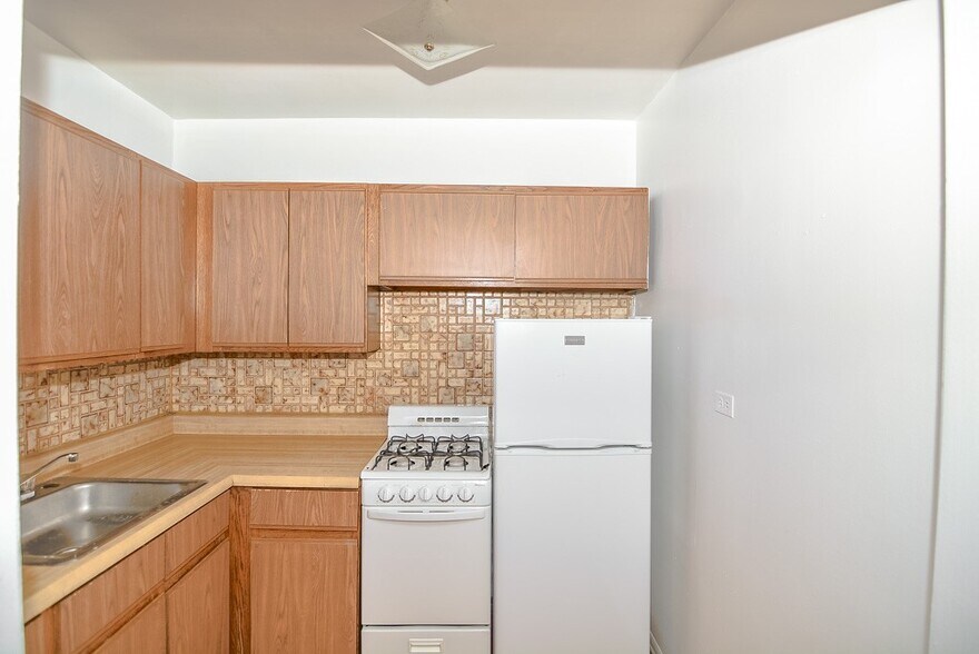 Building Photo - 629 W Belmont Ave
