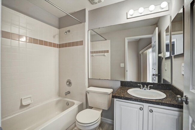 Building Photo - 1033 Lake Davenport Blvd