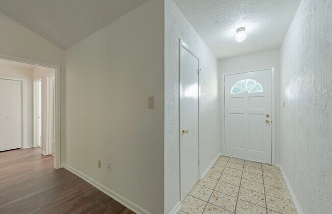 Building Photo - 1415 Holik Dr