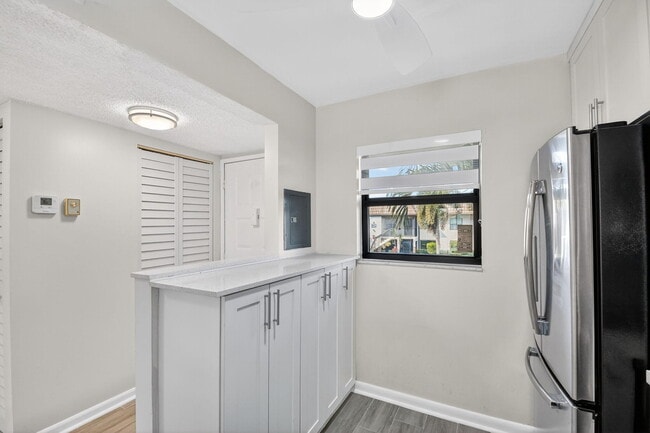 Building Photo - 7142 Golf Colony Ct