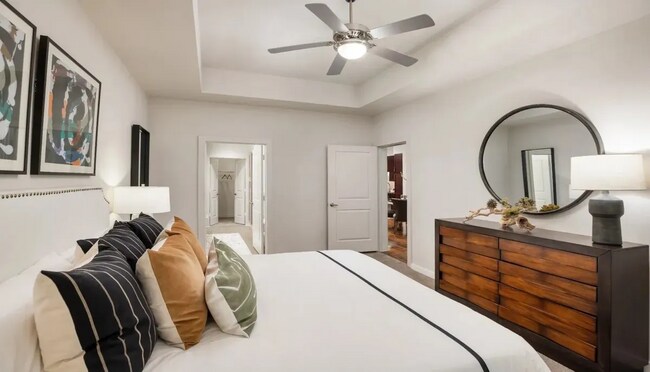 Building Photo - Elegant 2/2 Apt – Modern Living at Its Best!