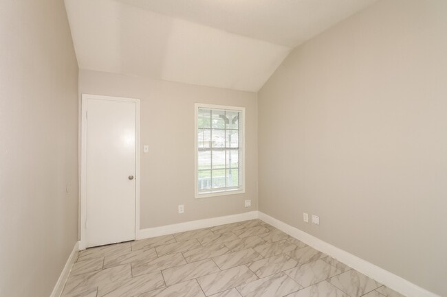 Building Photo - 15422 Pebble Lake Dr