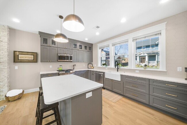 Building Photo - Fully Furnished | Asheville Area | 3–12 Month Leases Available