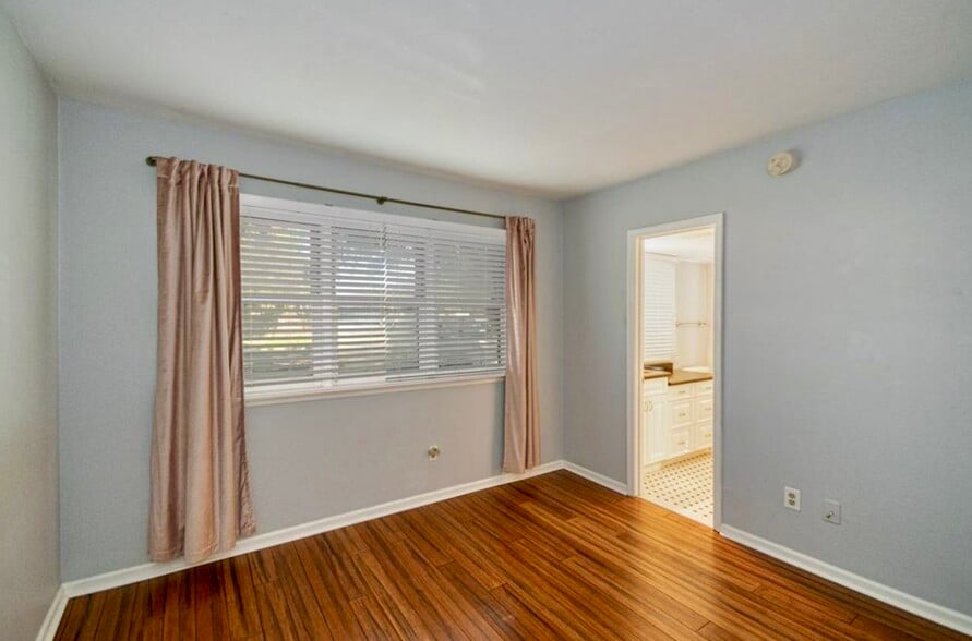 Building Photo - 304 S Franklin Blvd