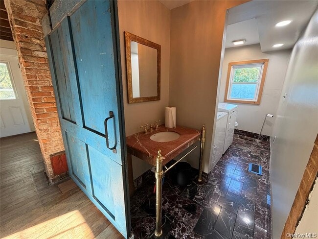 Building Photo - 265 Maybrook Rd