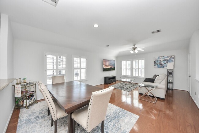 Building Photo - 943 W Heights Hollow Ln