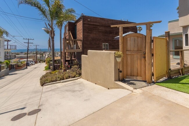 Building Photo - Contemporary 3 Bedroom/2 Bath Home With Oc...
