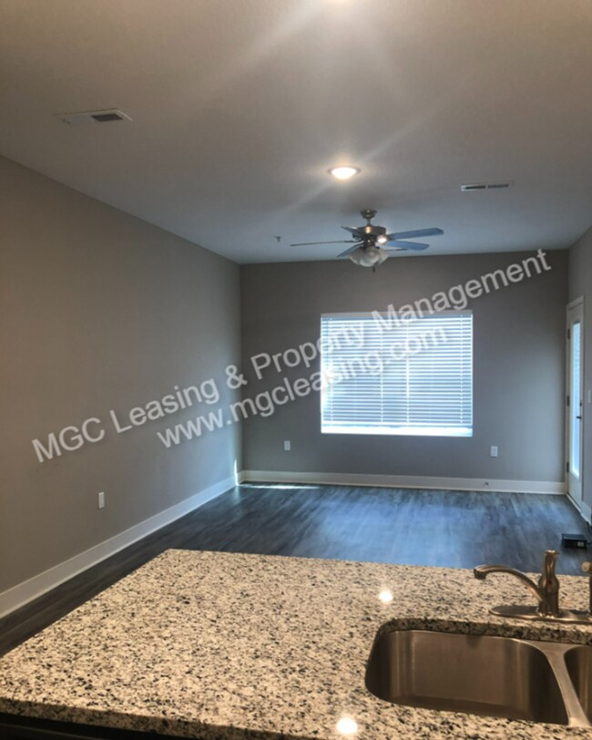 Building Photo - 1 Bedroom Luxury Apartment in the Northland of KCMO
