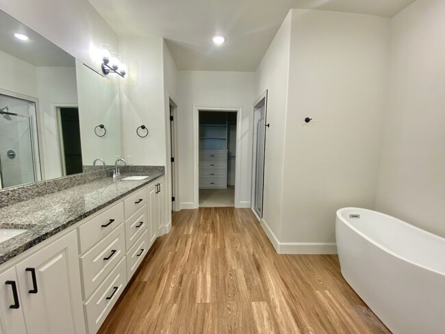 Building Photo - Amazing 4 bed 2.5 now available in Lubbock...