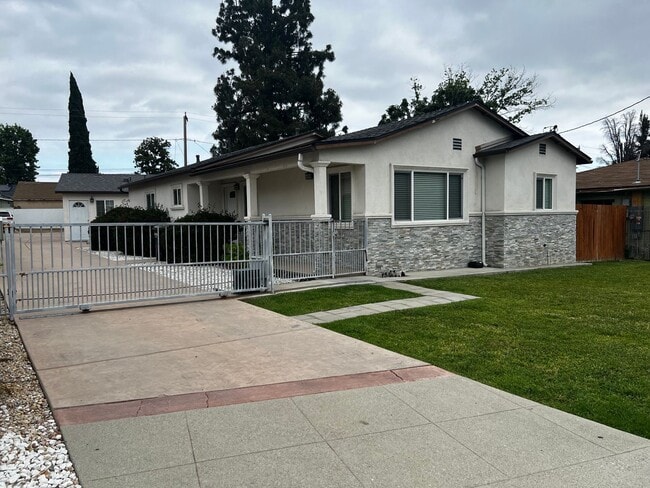 Building Photo - Beautiful 3 Bed 2 Bath House for Rent in W...