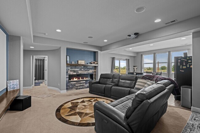 Building Photo - 15411 Village Cir E